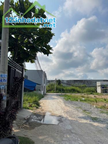 CẦN BÁN NỀN ĐẤT THỔ CƯ 140m2 GIÁ RẺ , ĐƯỜNG BÊ TÔNG 6M ,CÁCH CHỢ ĐỨC HÒA 2KM