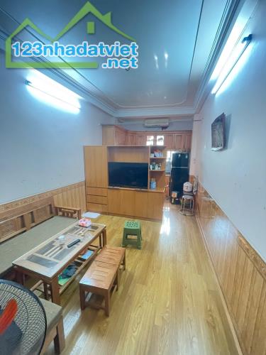 Cho thuê nhà Mặt Phố Bờ Sông Sét, 5 tầng x 30m2, 3 ngủ, 16 Triệu - 1