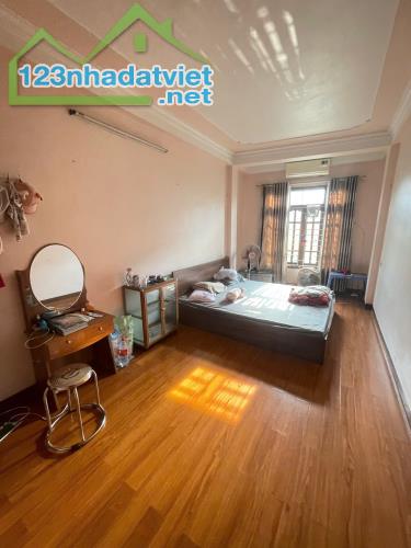 Cho thuê nhà Mặt Phố Bờ Sông Sét, 5 tầng x 30m2, 3 ngủ, 16 Triệu - 2