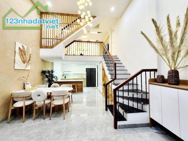 Bán nhà phố Huế - Bạch Mai , dt 40M * 5T nội thất cao cấp giá 7.99 tỷ SĐ chính chủ