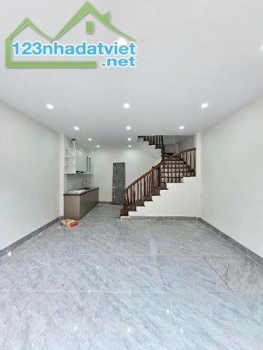 CHÍNH CHỦ BÁN NHÀ THẠCH BÀN - 40M2 - SAU CHỢ - Ô TÔ VÀO NHÀ - 6 TẦNG - FULL NT - HƠN 6 TỶ