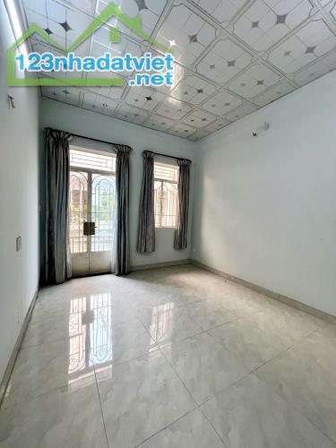 Cần bán gấp nhà lô góc, hẻm xe hơi khu sầm uất Gò Dầu, gần chợ Tân Hương 60m, nhỉnh 6 tỷ, - 1