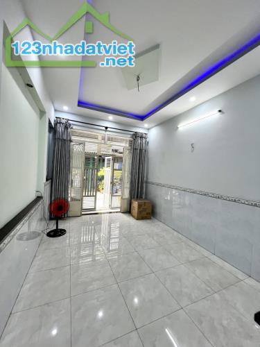 Cần bán gấp nhà lô góc, hẻm xe hơi khu sầm uất Gò Dầu, gần chợ Tân Hương 60m, nhỉnh 6 tỷ, - 2