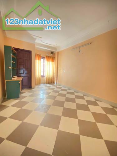 Cho thuê nhà nguyên căn ngõ 165 Giáp Bát, 5 tầng x 38m2, 3 ngủ, 4 WC, 11 Triệu ở sinh - 1
