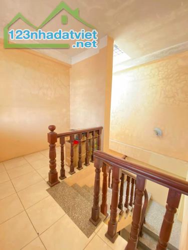 Cho thuê nhà nguyên căn ngõ 165 Giáp Bát, 5 tầng x 38m2, 3 ngủ, 4 WC, 11 Triệu ở sinh - 3