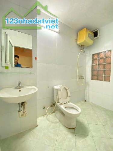 Cho thuê nhà nguyên căn ngõ 165 Giáp Bát, 5 tầng x 38m2, 3 ngủ, 4 WC, 11 Triệu ở sinh - 4