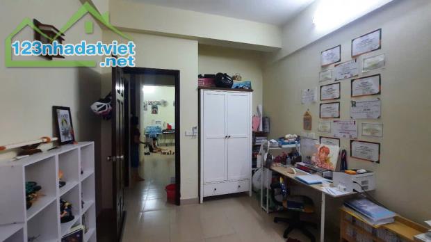 Chính chủ bán gấp chung cư Tòa CT2, 183 Hoàng Văn Thái, Thanh Xuân: DT 73m2- 2PN. 4,6 tỷ.