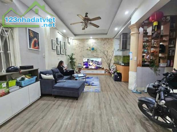 Nhà Đẹp Gần Đường Ô Tô Thái Thịnh, Đống Đa 39/46m, 4 tầng, mt 5.8m, giá 13.2 tỷ.