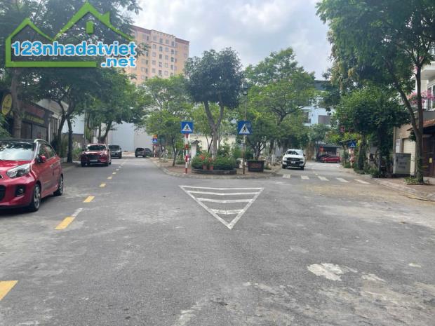 Chính chủ bán lô đất dấu giá TT5 Giang Biên, 73m2 gần đường 22m Giang Biên