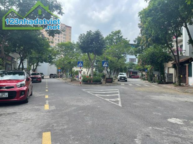 Chính chủ bán lô đất dấu giá TT5 Giang Biên, 73m2 gần đường 22m Giang Biên - 1