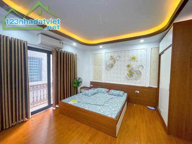 VIP Lò Đúc, HBT - 12.99 tỷ cho 82m2 và 5 tầng - Trước nhà sân rộng 200m2 - 2 thoáng trước