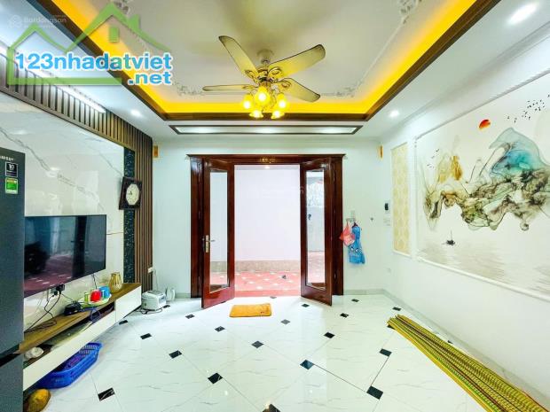 VIP Lò Đúc, HBT - 12.99 tỷ cho 82m2 và 5 tầng - Trước nhà sân rộng 200m2 - 2 thoáng trước - 1