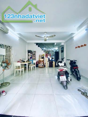 Nhà Đẹp Chính Chủ - (4,5M x 11,5) 3 Tầng Đúc(Nở Hậu ) Với 4PN,5WC Huỳnh Văn Bánh - PN - 1