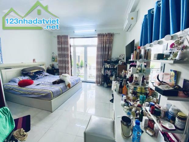Nhà Đẹp Chính Chủ - (4,5M x 11,5) 3 Tầng Đúc(Nở Hậu ) Với 4PN,5WC Huỳnh Văn Bánh - PN - 4