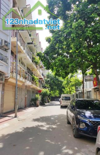 BÁN LK KĐT NAM LA KHÊ, GẦN GA TÀU ĐIỆN, 75M2 GIÁ 17.9 TỶ