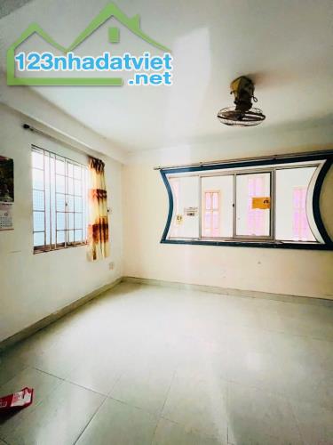 SÁT MẶT TIỀN NGUYỄN ĐÌNH CHÍNH PHÚ NHUẬN, NHÀ 5 TẦNG, 33M2, NGANG 4.5M, 3 PHÒNG, CHỈ 6.15 - 3