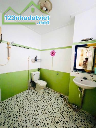 SÁT MẶT TIỀN NGUYỄN ĐÌNH CHÍNH PHÚ NHUẬN, NHÀ 5 TẦNG, 33M2, NGANG 4.5M, 3 PHÒNG, CHỈ 6.15 - 4