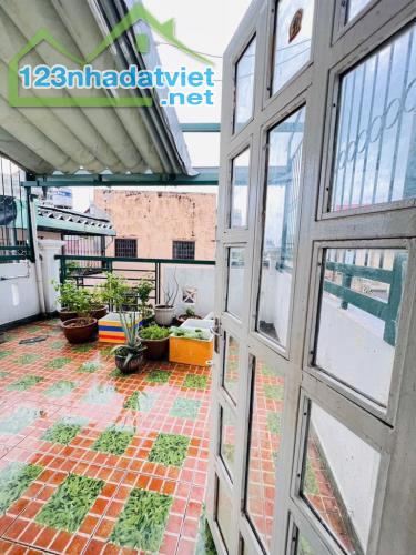 SÁT MẶT TIỀN NGUYỄN ĐÌNH CHÍNH PHÚ NHUẬN, NHÀ 5 TẦNG, 33M2, NGANG 4.5M, 3 PHÒNG, CHỈ 6.15 - 5