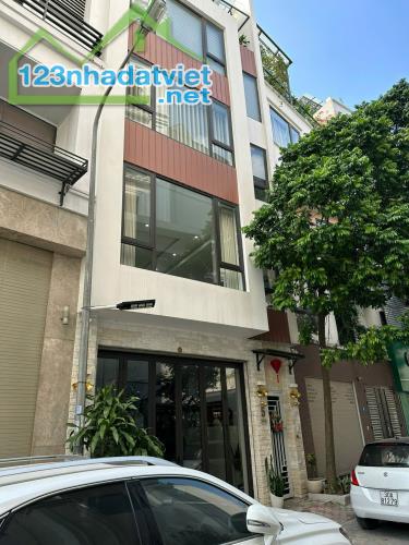 Nhà phố Ái Mộ, Phân Lô, 1 Nhà Ra Phố, Ôtô - Kinh Doanh, Vị Trí Trung Tâm .