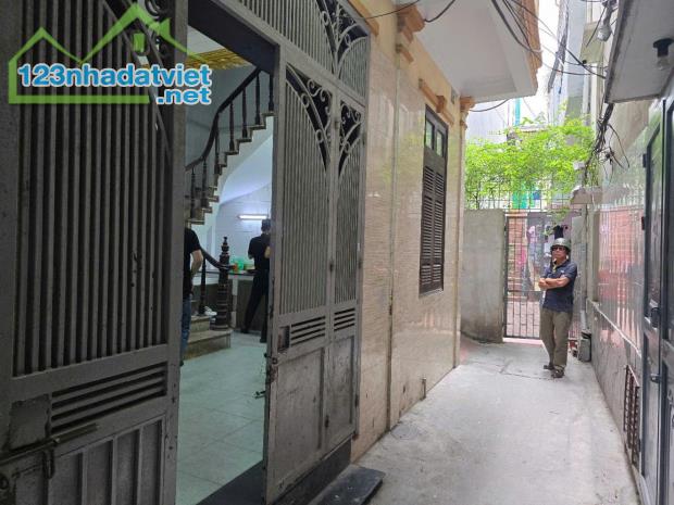 BÁN NHÀ LÔ GÓC QUẬN ĐỐNG ĐA – 5 TẦNG DÂN XÂY CỰC CHẮC – 7.9 tỷ