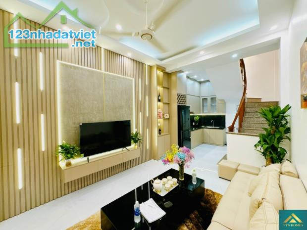 Hiếm! Nhà đẹp Chính Kinh, gần Ngã Tư Sở – 4PN – 6.4 tỷ thương lượng lh 0817606560