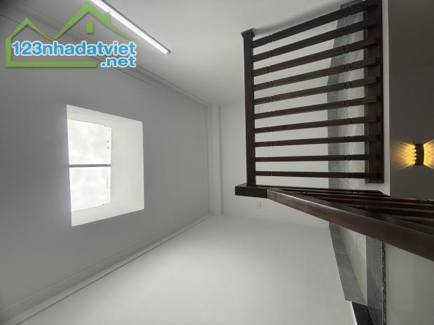 Bán nhà 3 tầng thơm mùi sơn phường ĐÔNG sơn giá chỉ 3tỷ4x
