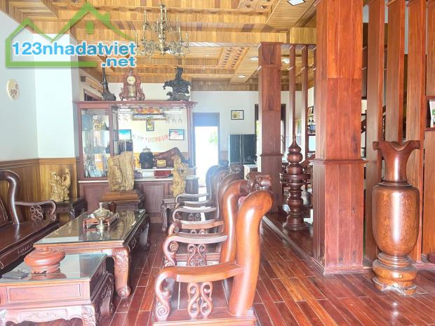 Bán BIỆT THỰ 555m2 Đông Hòa, FULL nội thất Gỗ quý hiếm,cực kì mát - 2