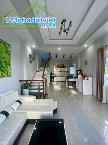 BÁN VILLA ĐỒI THÔNG TIN PHƯỜNG 8 ĐÀ LẠT - Ô TÔ ĐẬU TRONG SÂN  - 9.5 TỶ