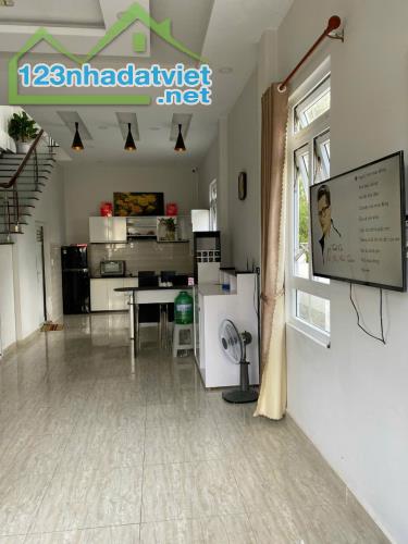 BÁN VILLA ĐỒI THÔNG TIN PHƯỜNG 8 ĐÀ LẠT - Ô TÔ ĐẬU TRONG SÂN  - 9.5 TỶ - 4