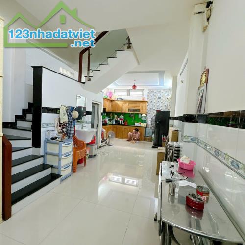 Về quê lập gia đình, bán gấp nhà mới, hẻm xe hơi, Chiến Lược- Bình Tân 64m, 5.1 tỷ. TL
