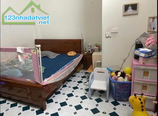Cho thuê nhà ngõ Đỗ Nhuận, Đê Tô Hoàng, 2.5 tầng x 47m2, 3 ngủ ở gđ, nhóm 5 người - 4