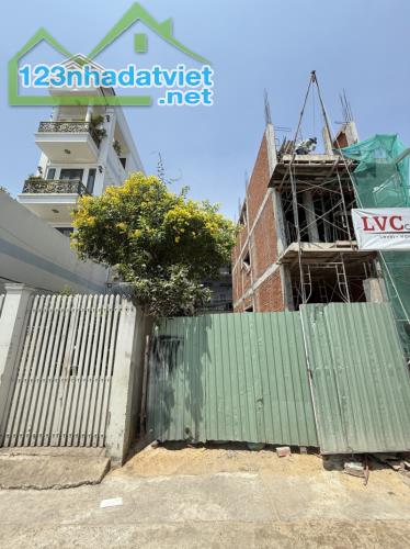 NGAY LÊ TRỌNG TẤN VÀ BỜ KÊNH THAM LƯƠNG - ĐẤT 82M2(4x20.5) -HẺM XE HƠI THÔNG. CHỈ HƠN 4 TỶ