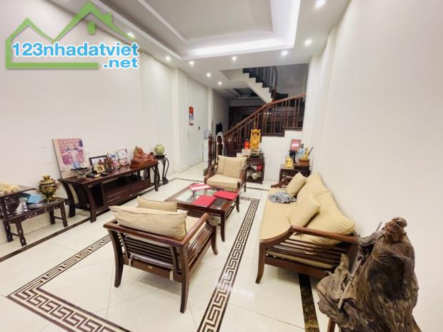Bán nhà Nguyễn Tuân, Thanh Xuân. 55m2 x 5 Tầng. PHÂN LÔ. Ô TÔ TRÁNH. SÁT PHỐ. Hơn 21 Tỷ.