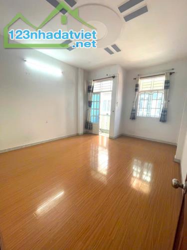 NHÀ ĐẸP GV - GIÁP NGÃ 4 QUANG TRUNG & PHAN HUY ÍCH - HXH SÁT NHÀ - 2 MT TRƯỚC SAU - 40M² - - 1