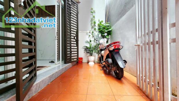 Nhà 3 tầng Thiên Lôi - sân cổng riêng, 45m, gần AEON, Giá 2.55 tỉ