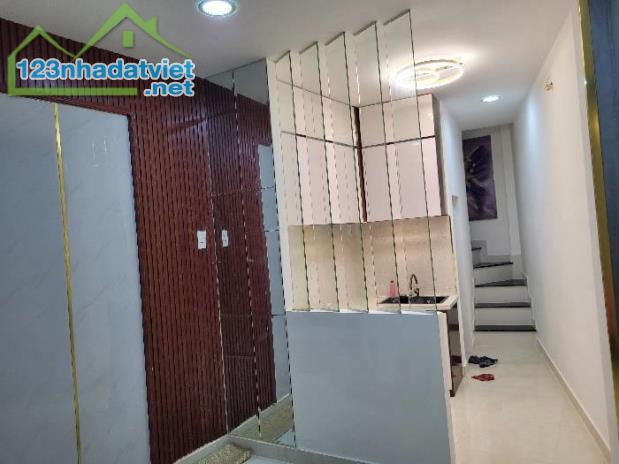 Ô TÔ TỚI CỬA NHÀ - NHÀ NHỎ XINH - CÒN MỚI VÀO Ở NGAY