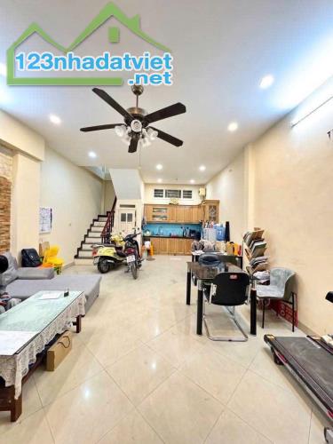 Nhà hiếm 25m ra đường Láng gần ngã tư Nguyễn Chí Thanh 48m2*4T MT 5m đủ nội thất ở luôn - 1