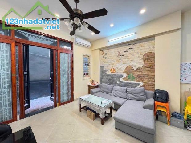 Nhà hiếm 25m ra đường Láng gần ngã tư Nguyễn Chí Thanh 48m2*4T MT 5m đủ nội thất ở luôn - 2