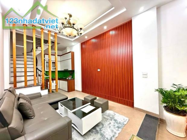 CẦN TIỀN GẤP EM BÁN CĂN NHÀ-35M-5 TẦNG-MẶT NGÕ KINH DOANH-CHÙA LÁNG-ĐỐNG ĐA
