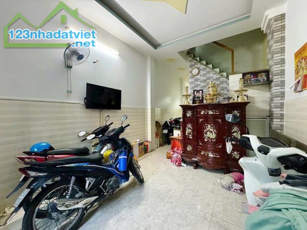 NHÀ B.ÁN QUANG TRUNG GV - SÁT NGÃ 4 VỚI PHAN HUY ÍCH & ST EMART2 - DT 50M² - 4 TẦNG - 2