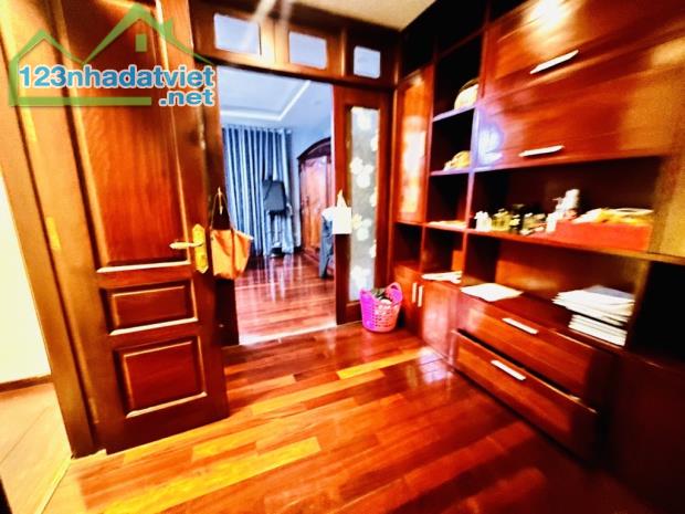 Bán GẤP! Biệt thư 4 tầng phố Bồ Đề, full nội thất gỗ Lim, gần hồ, 100m, MT 8.5m, giá 18 tỷ - 4
