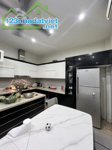 Bán nhà Nguyễn Văn Cừ, dân xây, ô tô, nội thất xịn, cao cấp , cần tìm chủ mới - 2