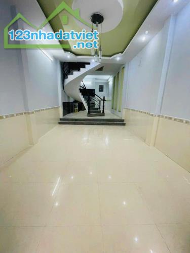 NGAY CHỢ PHẠM VĂN BẠCH - Ô TÔ ĐỖ CỬA - DT 4M x 20M - 4 TẦNG KIÊN CỐ - SÂN THƯỢNG TRƯỚC SAU - 1