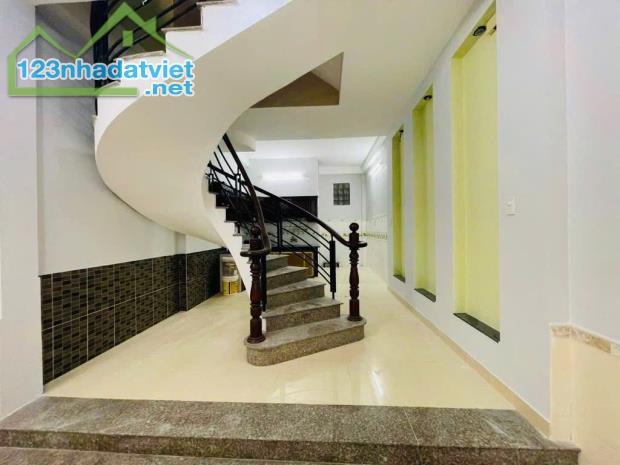 NGAY CHỢ PHẠM VĂN BẠCH - Ô TÔ ĐỖ CỬA - DT 4M x 20M - 4 TẦNG KIÊN CỐ - SÂN THƯỢNG TRƯỚC SAU - 2