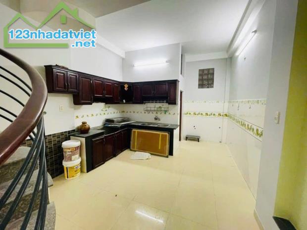 NGAY CHỢ PHẠM VĂN BẠCH - Ô TÔ ĐỖ CỬA - DT 4M x 20M - 4 TẦNG KIÊN CỐ - SÂN THƯỢNG TRƯỚC SAU - 4