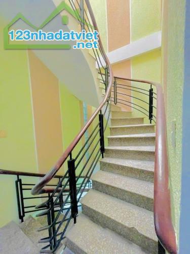 NGAY CHỢ PHẠM VĂN BẠCH - Ô TÔ ĐỖ CỬA - DT 4M x 20M - 4 TẦNG KIÊN CỐ - SÂN THƯỢNG TRƯỚC SAU - 5