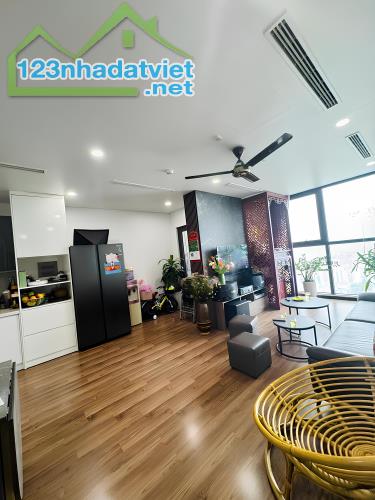 (Tin thật 100%) CH 85m2 x 2PN có slot ô tô tại Mipec Xuân Thủy - Nội thất cao cấp - Tầng - 4