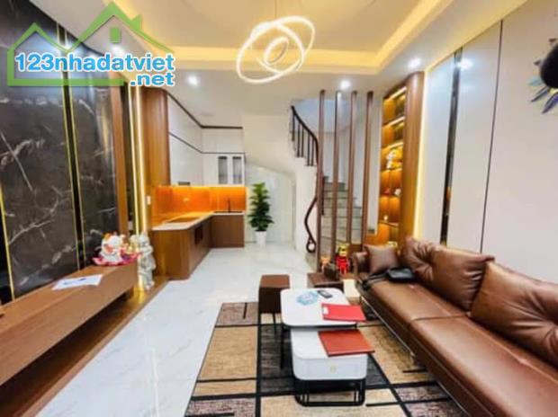 Nhà Đẹp Gần Đường Lĩnh Nam, Hoàng Mai 30m, 5 tầng, mt 4.6m, giá 5.8 tỷ.