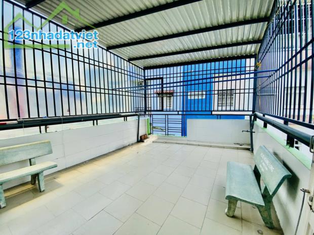 Nhà 3 tầng ô tô đỗ cửa, Lê Trọng Tấn vào DS11, 4.7 tỷ - 5
