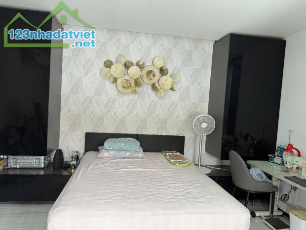 BÁN NHÀ KHU KIỀU ĐÀM - HIM LAM, 6 TẦNG, QUẬN 7
Diện tích: 6.3x14m
Giá: Nhỉnh 16 tỷ - 2